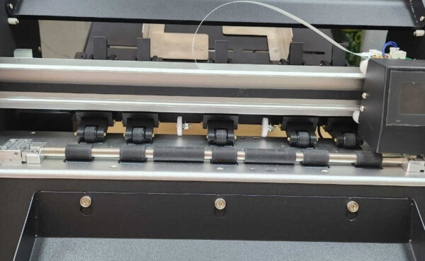 Máy cắt bế decal tự động load giấy B13-plus
